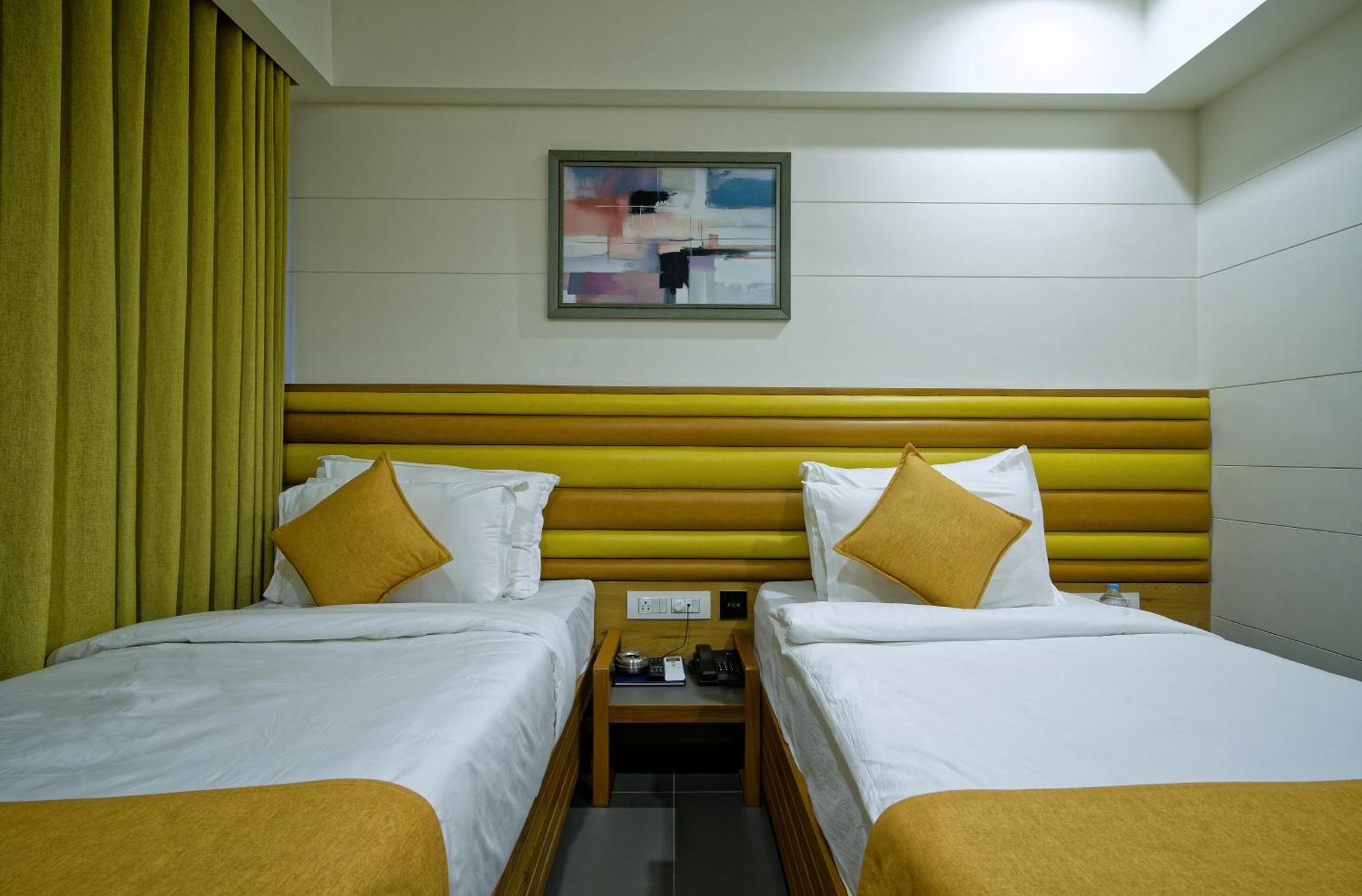 Hotel Lake Point Ahmedabad Exterior foto