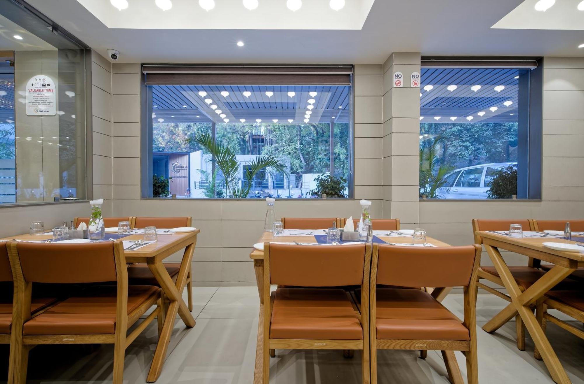 Hotel Lake Point Ahmedabad Exterior foto