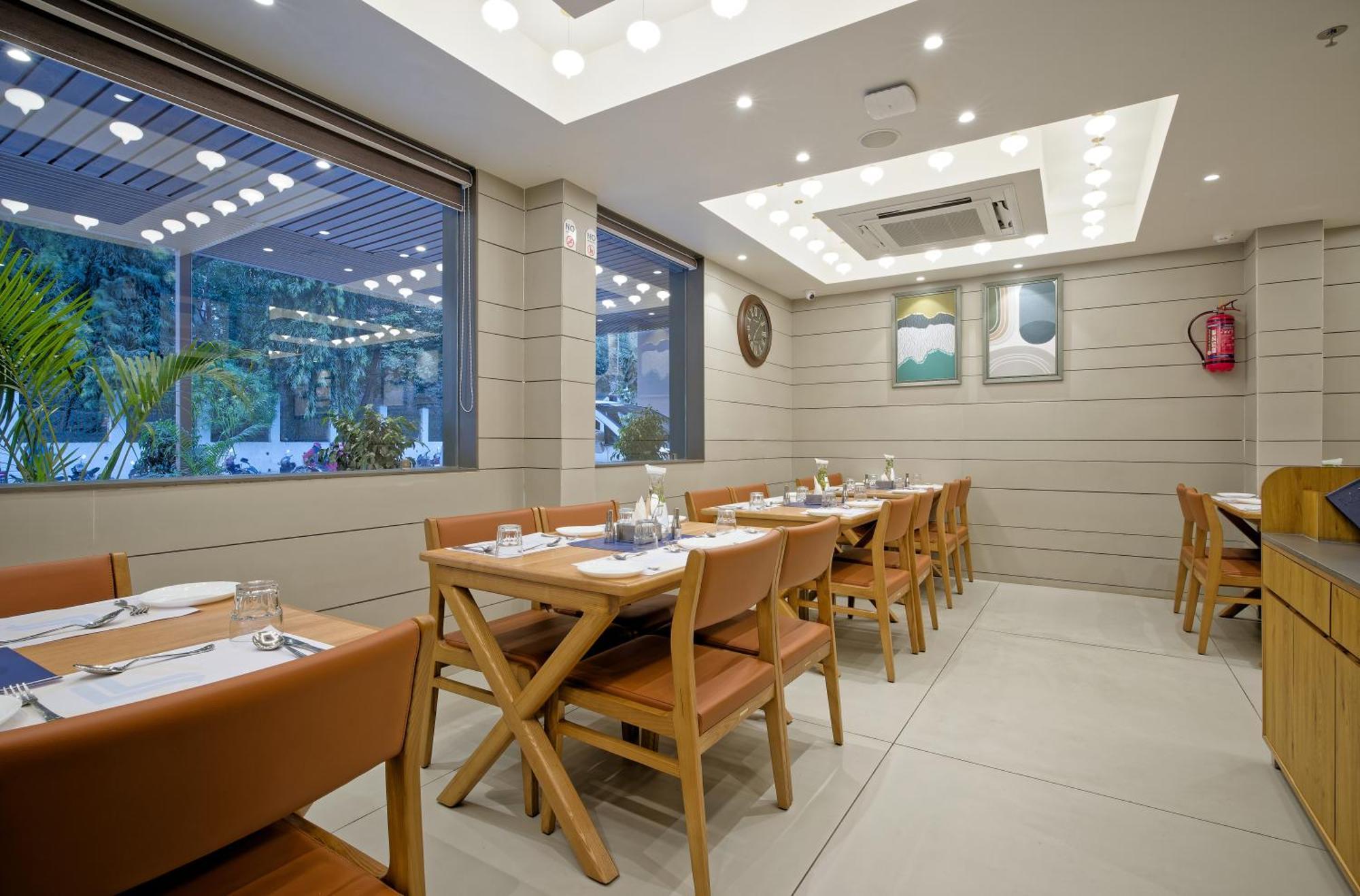 Hotel Lake Point Ahmedabad Exterior foto