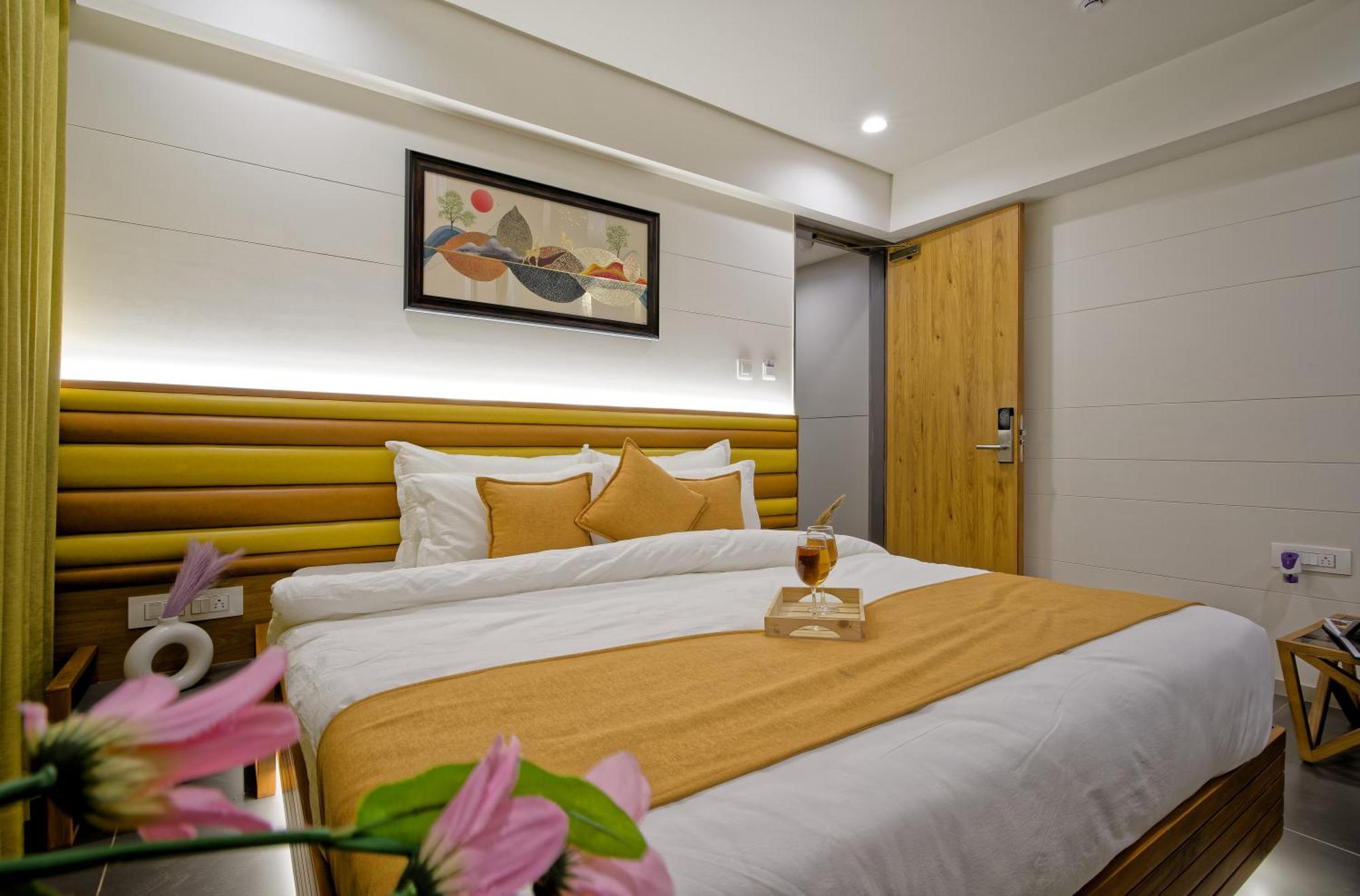 Hotel Lake Point Ahmedabad Exterior foto