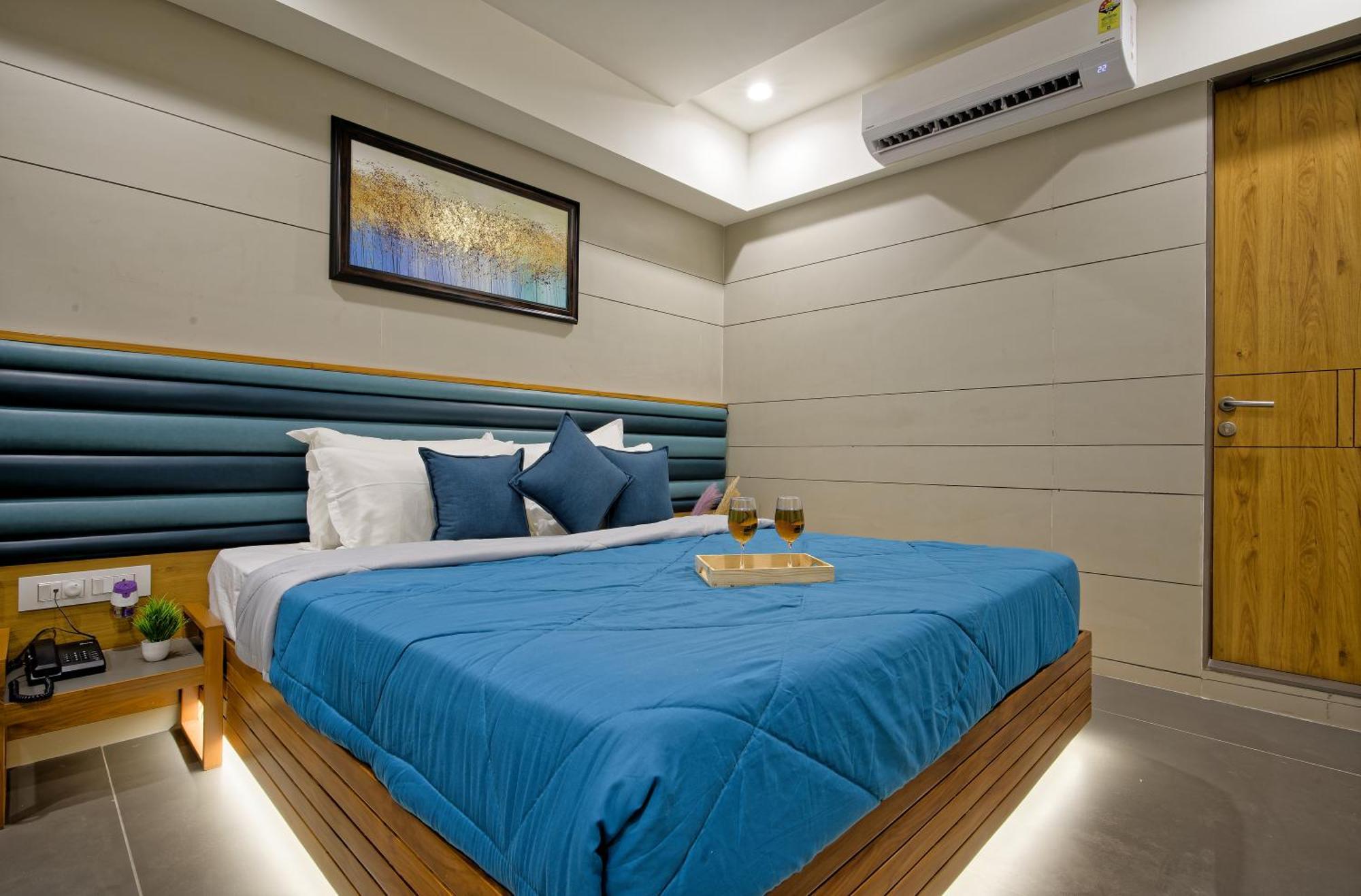 Hotel Lake Point Ahmedabad Exterior foto